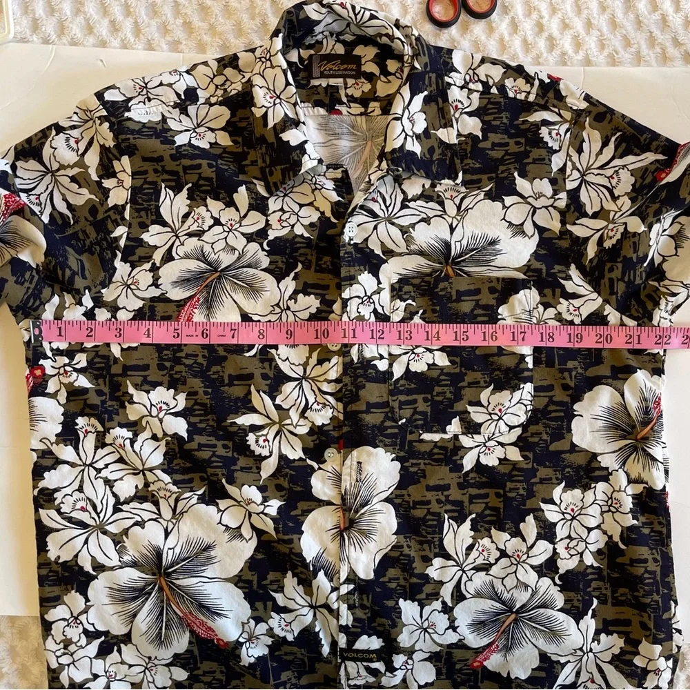 Volcom Men’s Brown and White Casual Button Down Shirt with Floral Pattern - Picture 5 of 9